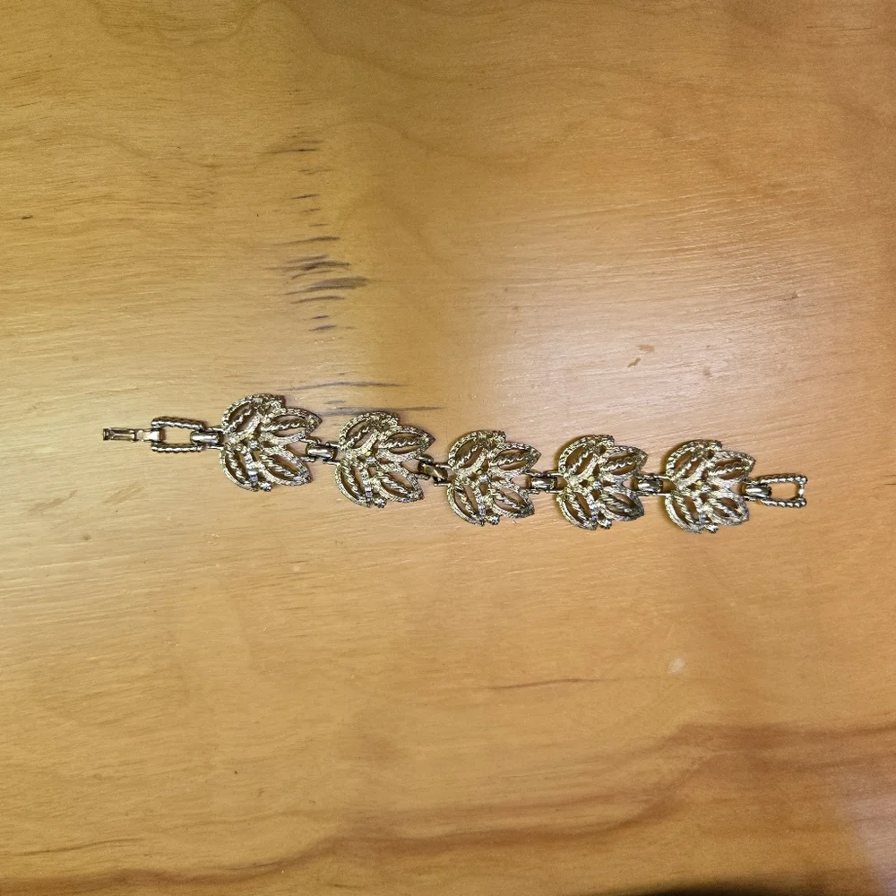 Vintage gold tone leaf bracelet